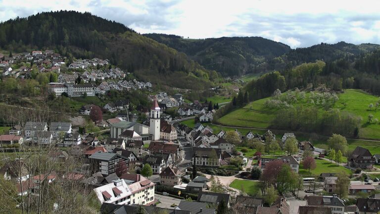 Dieses Bild zeigt eine Webcam-Aufnahme von Ottenhöfen, aufgenommen am Donnerstag, den 16.04.2026 um 15:30 Uhr