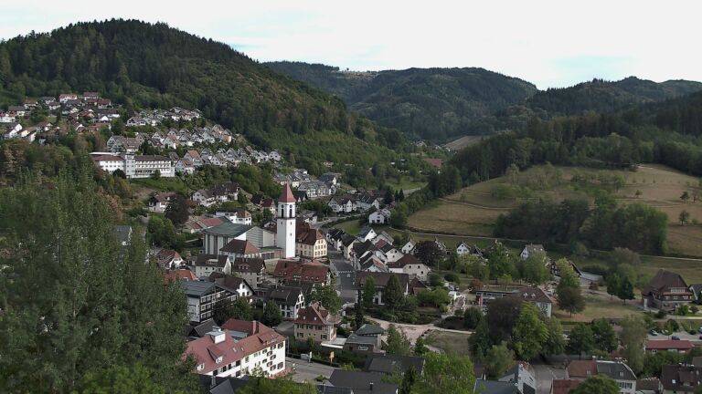 Dieses Bild zeigt eine Webcam-Aufnahme von Ottenhöfen, aufgenommen am Mittwoch, den 26.08.2026 um 18:00 Uhr