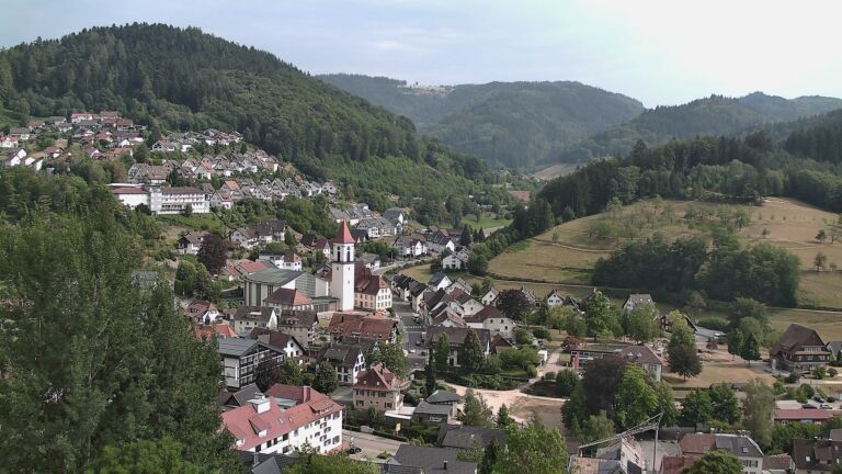 Dieses Bild zeigt eine Webcam-Aufnahme von Ottenhöfen, aufgenommen am Freitag, den 31.07.2026 um 17:10 Uhr