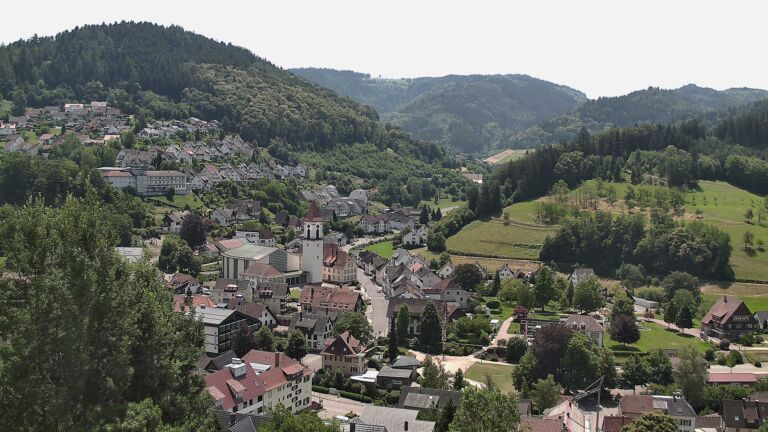 Dieses Bild zeigt eine Webcam-Aufnahme von Ottenhöfen, aufgenommen am Freitag, den 26.06.2026 um 13:00 Uhr