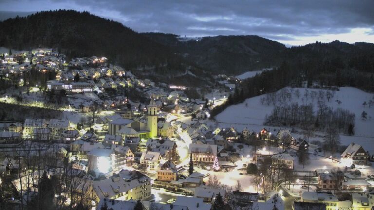 Dieses Bild zeigt eine Webcam-Aufnahme von Ottenhöfen, aufgenommen am Sonntag, den 04.01.2026 um 17:30 Uhr