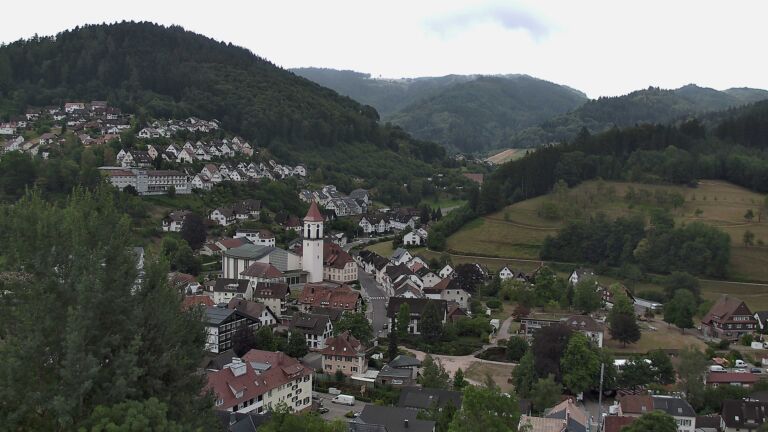 Dieses Bild zeigt eine Webcam-Aufnahme von Ottenhöfen, aufgenommen am Montag, den 27.07.2026 um 10:10 Uhr