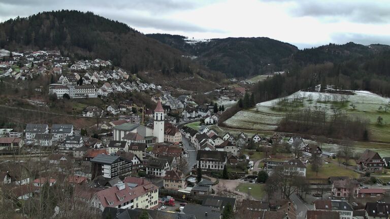 Dieses Bild zeigt eine Webcam-Aufnahme von Ottenhöfen, aufgenommen am Freitag, den 09.01.2026 um 12:00 Uhr