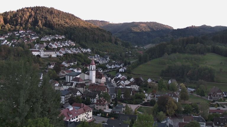Dieses Bild zeigt eine Webcam-Aufnahme von Ottenhöfen, aufgenommen am Montag, den 05.10.2026 um 18:20 Uhr
