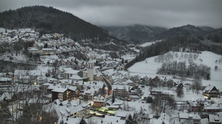 Dieses Bild zeigt eine Webcam-Aufnahme von Ottenhöfen, aufgenommen am Samstag, den 03.01.2026 um 17:00 Uhr