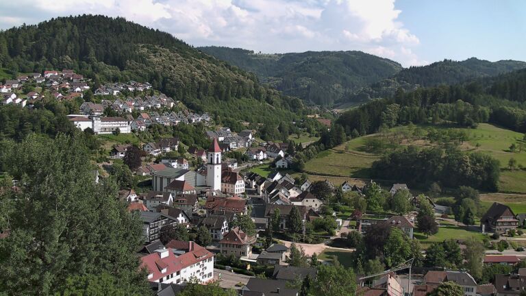 Dieses Bild zeigt eine Webcam-Aufnahme von Ottenhöfen, aufgenommen am Samstag, den 27.06.2026 um 17:40 Uhr