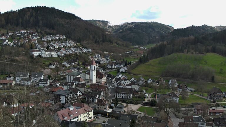 Dieses Bild zeigt eine Webcam-Aufnahme von Ottenhöfen, aufgenommen am Mittwoch, den 01.04.2026 um 17:10 Uhr