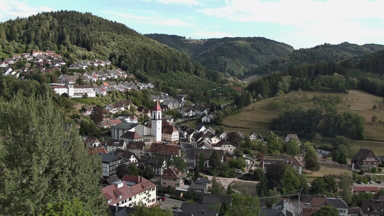 Dieses Bild zeigt eine Webcam-Aufnahme von Ottenhöfen, aufgenommen am Freitag, den 07.08.2026 um 18:20 Uhr