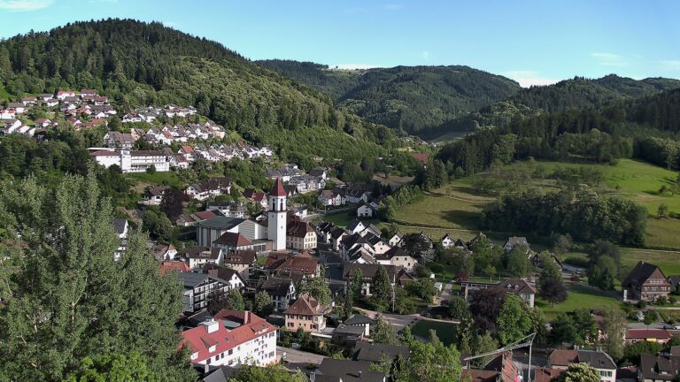 Dieses Bild zeigt eine Webcam-Aufnahme von Ottenhöfen, aufgenommen am Montag, den 15.06.2026 um 19:10 Uhr