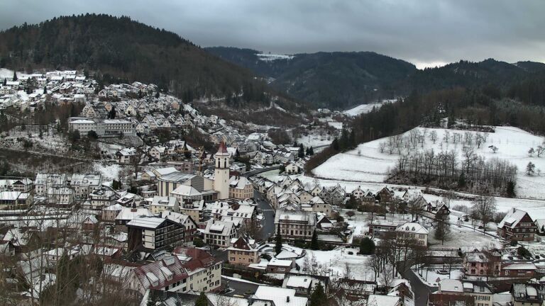 Dieses Bild zeigt eine Webcam-Aufnahme von Ottenhöfen, aufgenommen am Freitag, den 02.01.2026 um 15:10 Uhr