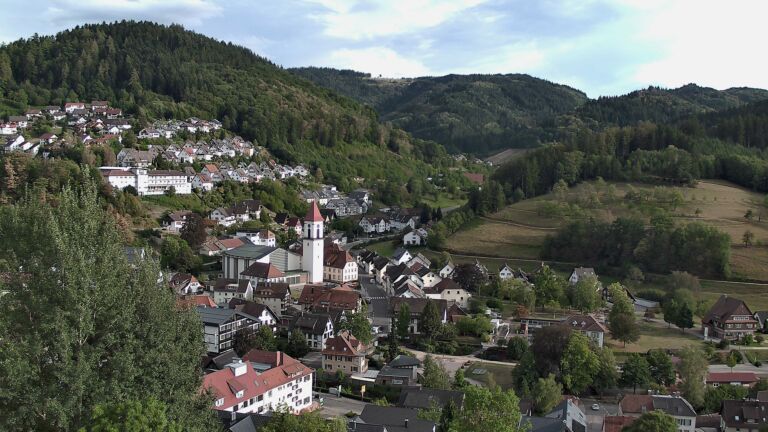 Dieses Bild zeigt eine Webcam-Aufnahme von Ottenhöfen, aufgenommen am Freitag, den 28.08.2026 um 18:30 Uhr