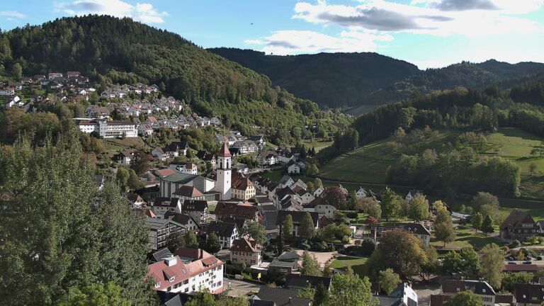 Dieses Bild zeigt eine Webcam-Aufnahme von Ottenhöfen, aufgenommen am Montag, den 12.10.2026 um 16:00 Uhr