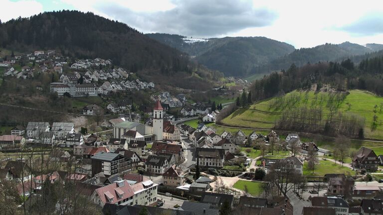 Dieses Bild zeigt eine Webcam-Aufnahme von Ottenhöfen, aufgenommen am Mittwoch, den 01.04.2026 um 14:10 Uhr