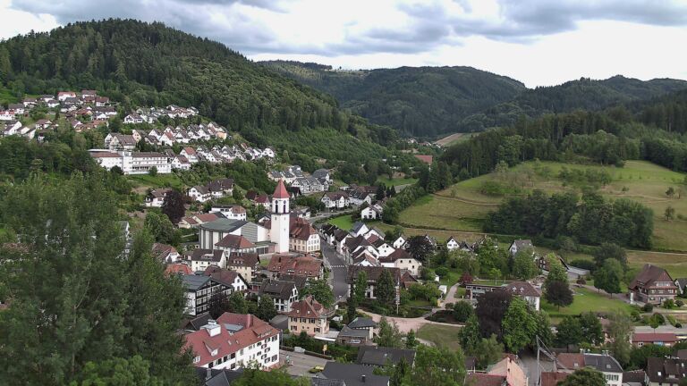 Dieses Bild zeigt eine Webcam-Aufnahme von Ottenhöfen, aufgenommen am Sonntag, den 05.07.2026 um 19:20 Uhr