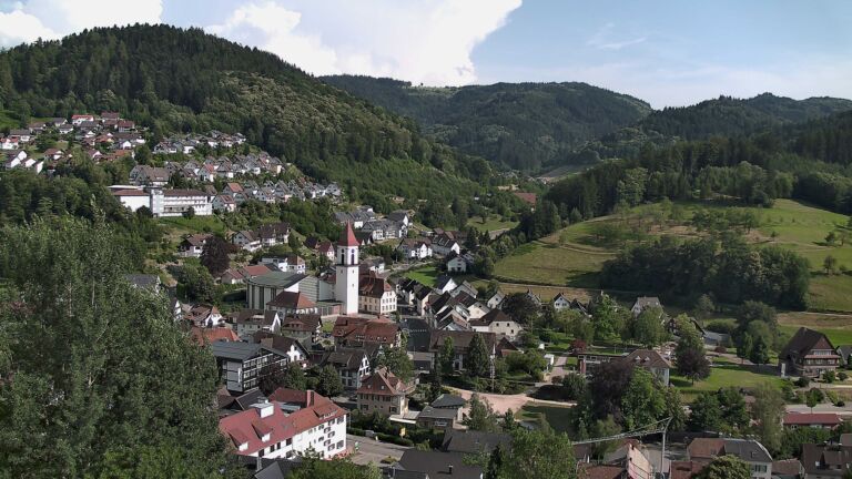Dieses Bild zeigt eine Webcam-Aufnahme von Ottenhöfen, aufgenommen am Sonntag, den 28.06.2026 um 17:50 Uhr