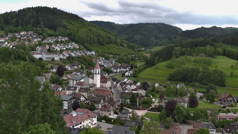 Dieses Bild zeigt eine Webcam-Aufnahme von Ottenhöfen, aufgenommen am Dienstag, den 12.05.2026 um 16:50 Uhr