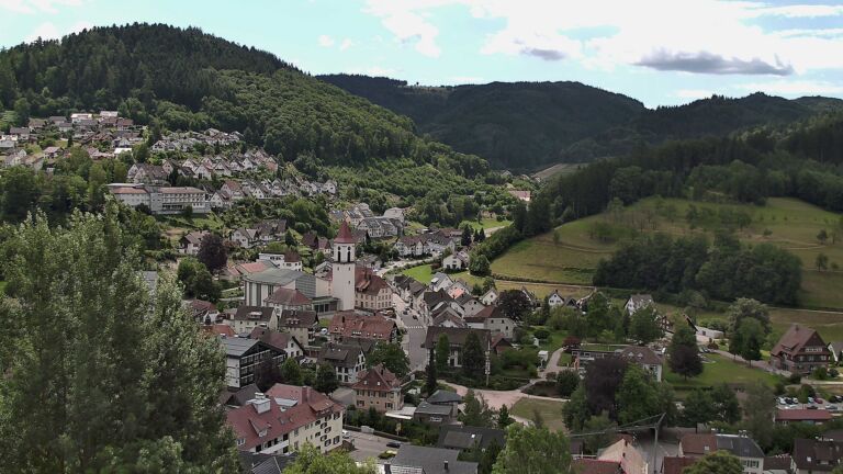 Dieses Bild zeigt eine Webcam-Aufnahme von Ottenhöfen, aufgenommen am Sonntag, den 05.07.2026 um 12:10 Uhr