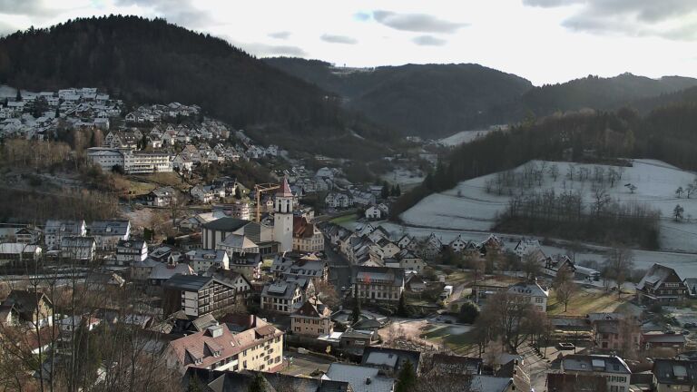 Dieses Bild zeigt eine Webcam-Aufnahme von Ottenhöfen, aufgenommen am Dienstag, den 30.12.2025 um 14:10 Uhr