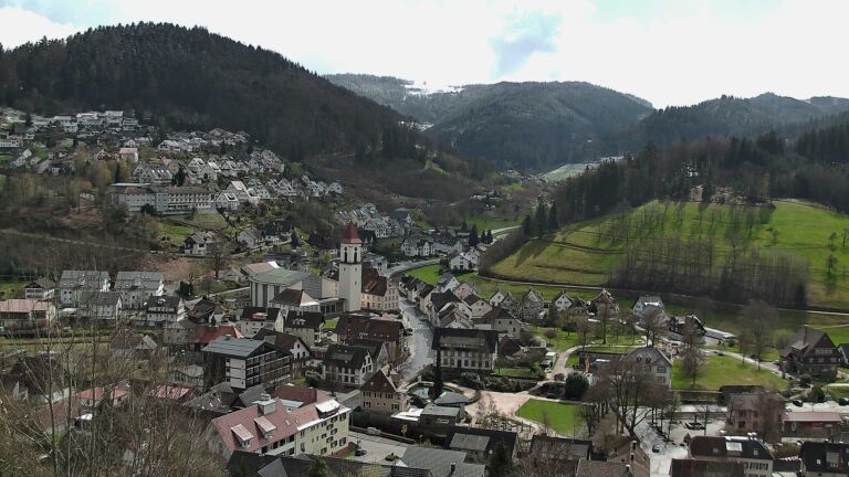 Dieses Bild zeigt eine Webcam-Aufnahme von Ottenhöfen, aufgenommen am Donnerstag, den 26.03.2026 um 13:00 Uhr