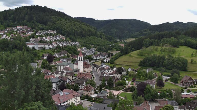 Dieses Bild zeigt eine Webcam-Aufnahme von Ottenhöfen, aufgenommen am Donnerstag, den 04.06.2026 um 13:50 Uhr
