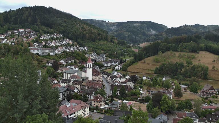 Dieses Bild zeigt eine Webcam-Aufnahme von Ottenhöfen, aufgenommen am Freitag, den 21.08.2026 um 15:50 Uhr