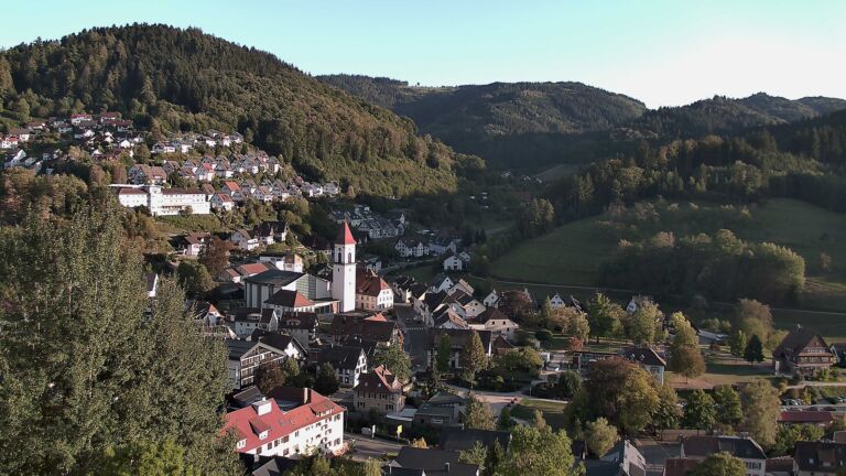Dieses Bild zeigt eine Webcam-Aufnahme von Ottenhöfen, aufgenommen am Sonntag, den 27.09.2026 um 18:10 Uhr