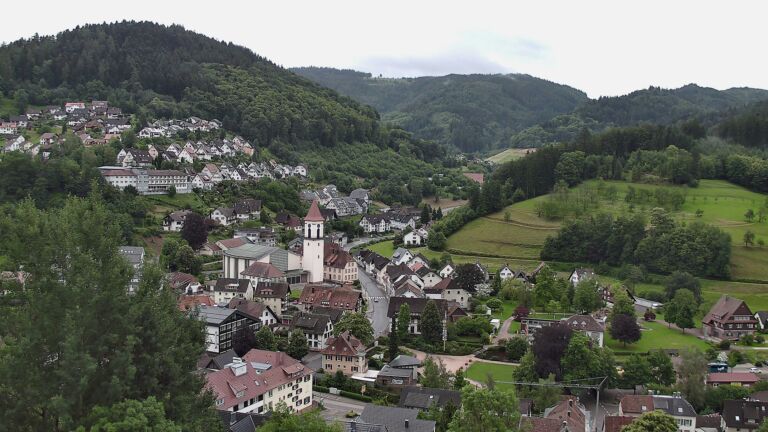 Dieses Bild zeigt eine Webcam-Aufnahme von Ottenhöfen, aufgenommen am Freitag, den 12.06.2026 um 19:30 Uhr