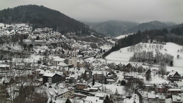 Dieses Bild zeigt eine Webcam-Aufnahme von Ottenhöfen, aufgenommen am Dienstag, den 06.01.2026 um 10:50 Uhr