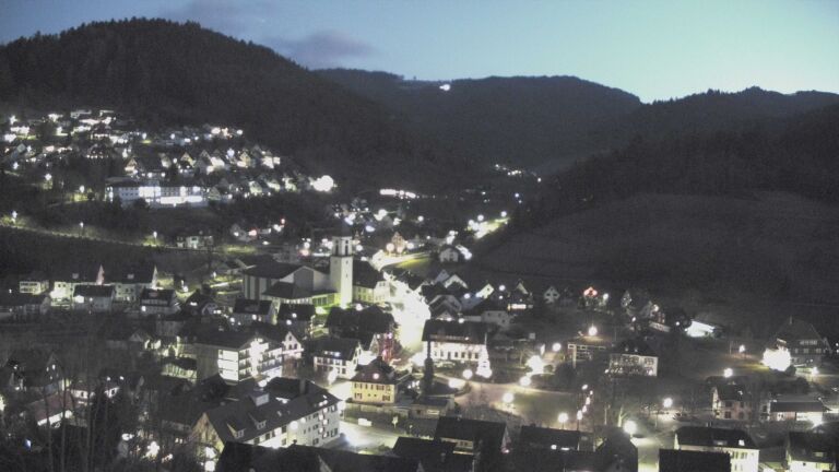 Dieses Bild zeigt eine Webcam-Aufnahme von Ottenhöfen, aufgenommen am Donnerstag, den 25.12.2025 um 17:30 Uhr