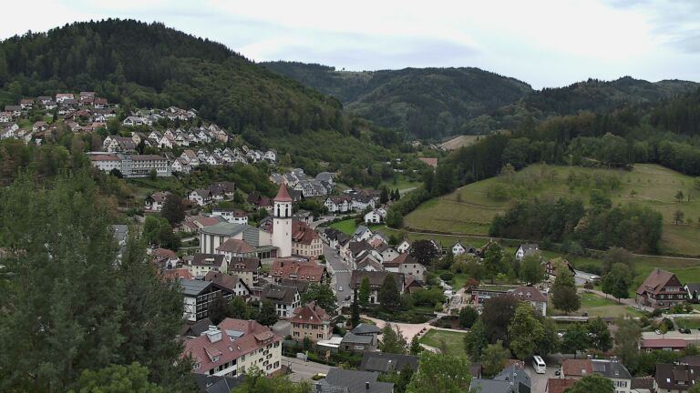 Dieses Bild zeigt eine Webcam-Aufnahme von Ottenhöfen, aufgenommen am Sonntag, den 13.09.2026 um 17:10 Uhr
