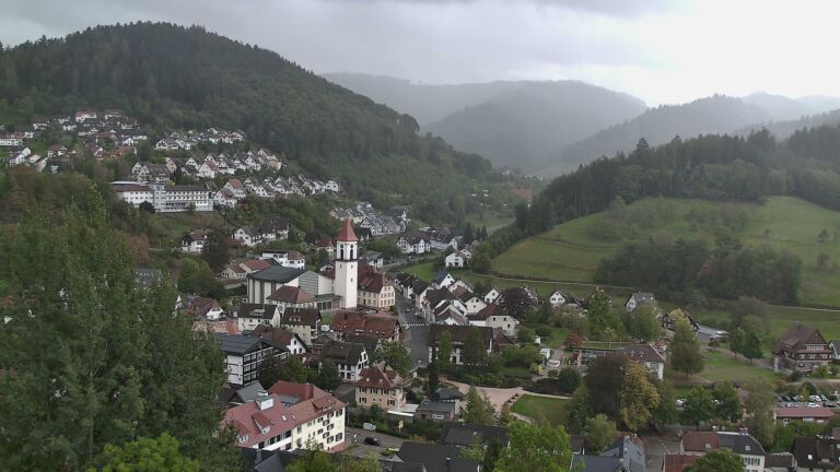 Dieses Bild zeigt eine Webcam-Aufnahme von Ottenhöfen, aufgenommen am Sonntag, den 11.10.2026 um 13:20 Uhr