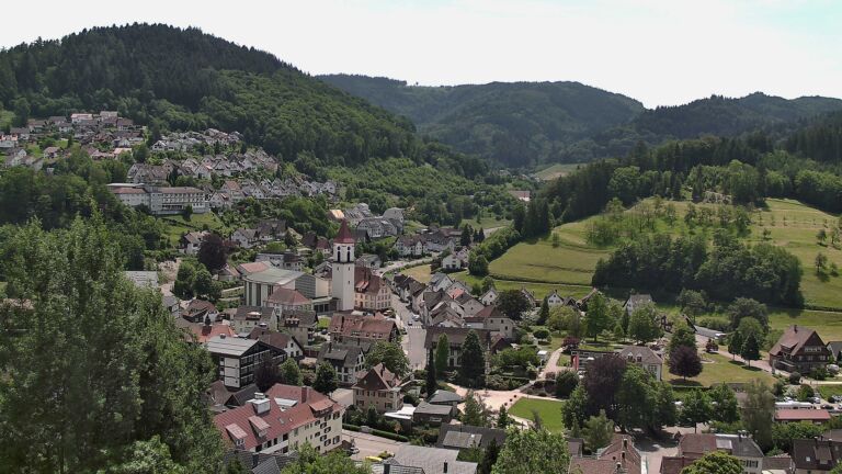 Dieses Bild zeigt eine Webcam-Aufnahme von Ottenhöfen, aufgenommen am Samstag, den 30.05.2026 um 13:00 Uhr