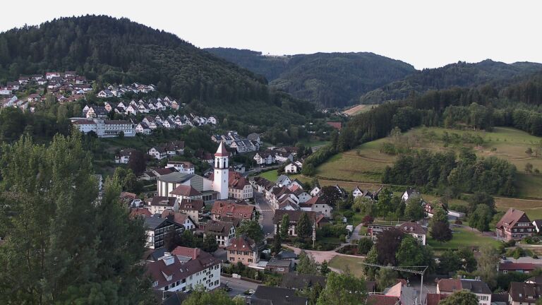 Dieses Bild zeigt eine Webcam-Aufnahme von Ottenhöfen, aufgenommen am Montag, den 06.07.2026 um 07:30 Uhr