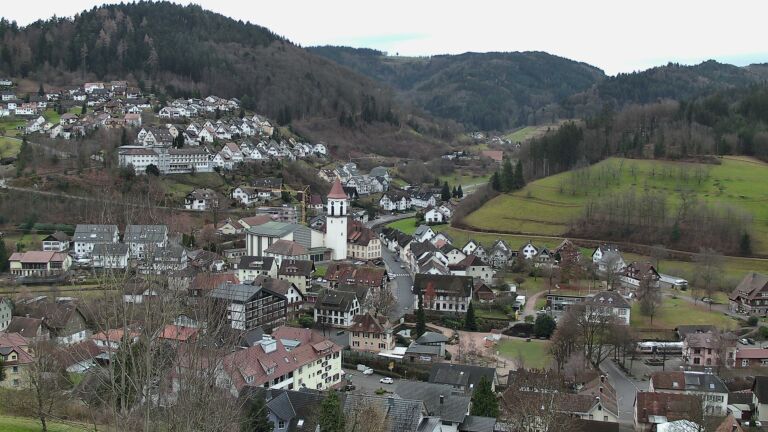 Dieses Bild zeigt eine Webcam-Aufnahme von Ottenhöfen, aufgenommen am Freitag, den 19.12.2025 um 10:20 Uhr