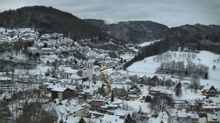 Dieses Bild zeigt eine Webcam-Aufnahme von Ottenhöfen, aufgenommen am Sonntag, den 04.01.2026 um 08:00 Uhr