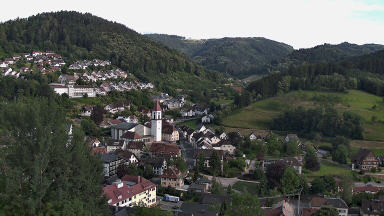 Dieses Bild zeigt eine Webcam-Aufnahme von Ottenhöfen, aufgenommen am Montag, den 29.06.2026 um 19:10 Uhr