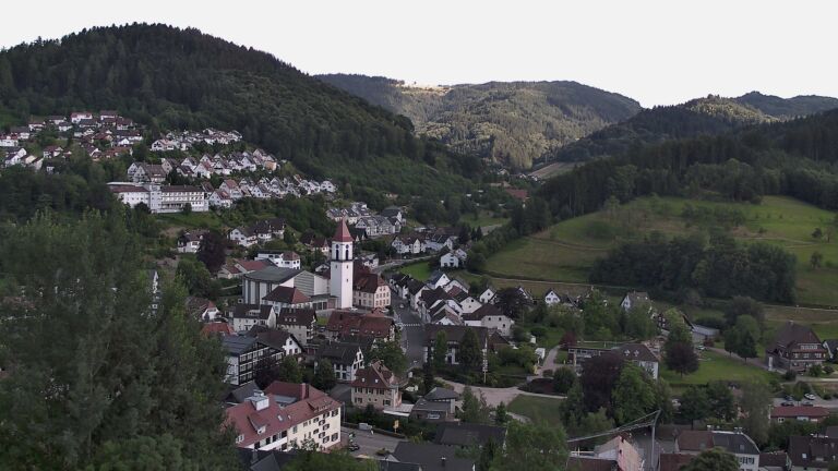 Dieses Bild zeigt eine Webcam-Aufnahme von Ottenhöfen, aufgenommen am Mittwoch, den 01.07.2026 um 18:20 Uhr