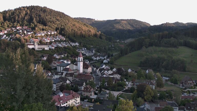 Dieses Bild zeigt eine Webcam-Aufnahme von Ottenhöfen, aufgenommen am Sonntag, den 27.09.2026 um 18:30 Uhr