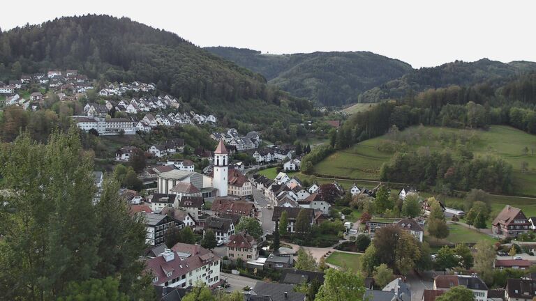 Dieses Bild zeigt eine Webcam-Aufnahme von Ottenhöfen, aufgenommen am Dienstag, den 13.10.2026 um 09:20 Uhr