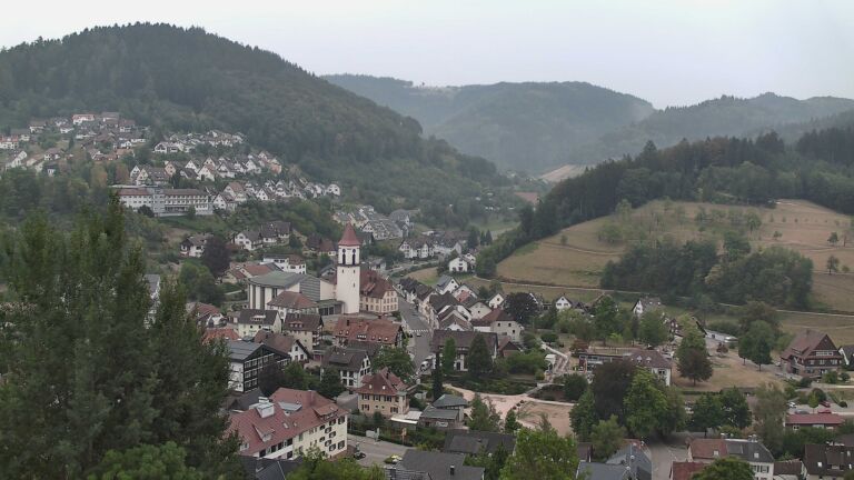Dieses Bild zeigt eine Webcam-Aufnahme von Ottenhöfen, aufgenommen am Montag, den 17.08.2026 um 08:00 Uhr