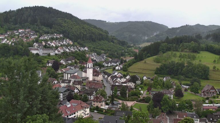 Dieses Bild zeigt eine Webcam-Aufnahme von Ottenhöfen, aufgenommen am Montag, den 08.06.2026 um 18:00 Uhr
