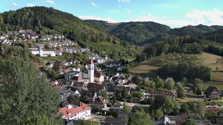 Dieses Bild zeigt eine Webcam-Aufnahme von Ottenhöfen, aufgenommen am Sonntag, den 30.08.2026 um 17:50 Uhr