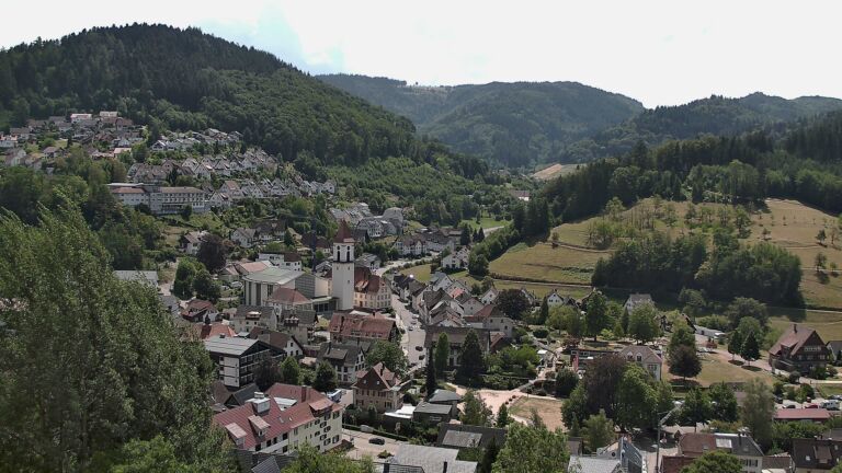 Dieses Bild zeigt eine Webcam-Aufnahme von Ottenhöfen, aufgenommen am Mittwoch, den 05.08.2026 um 13:10 Uhr