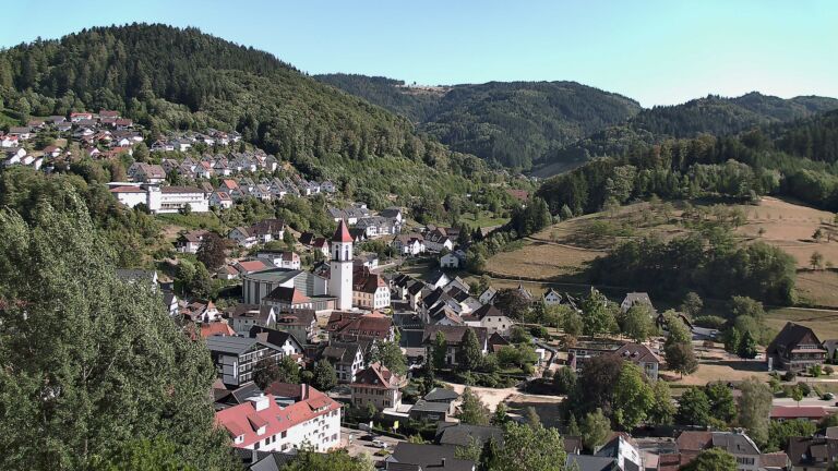 Dieses Bild zeigt eine Webcam-Aufnahme von Ottenhöfen, aufgenommen am Mittwoch, den 12.08.2026 um 17:30 Uhr