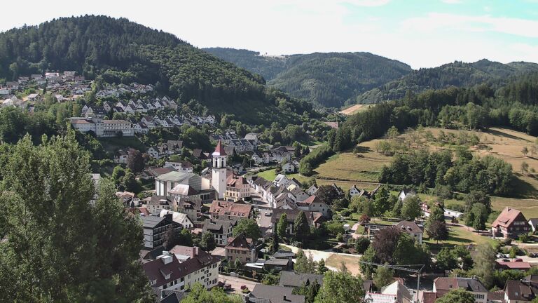 Dieses Bild zeigt eine Webcam-Aufnahme von Ottenhöfen, aufgenommen am Montag, den 13.07.2026 um 09:50 Uhr