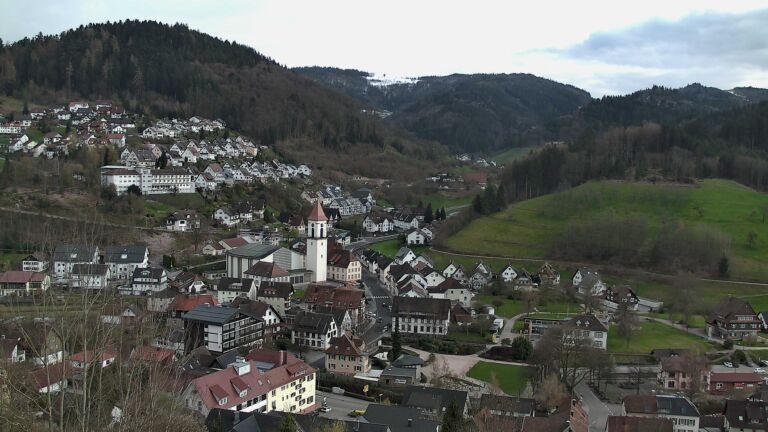 Dieses Bild zeigt eine Webcam-Aufnahme von Ottenhöfen, aufgenommen am Freitag, den 27.03.2026 um 17:10 Uhr