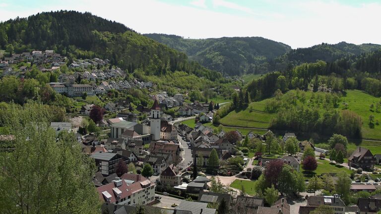Dieses Bild zeigt eine Webcam-Aufnahme von Ottenhöfen, aufgenommen am Sonntag, den 26.04.2026 um 13:30 Uhr