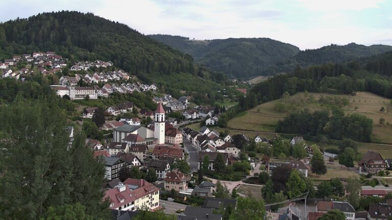 Dieses Bild zeigt eine Webcam-Aufnahme von Ottenhöfen, aufgenommen am Montag, den 03.08.2026 um 19:20 Uhr