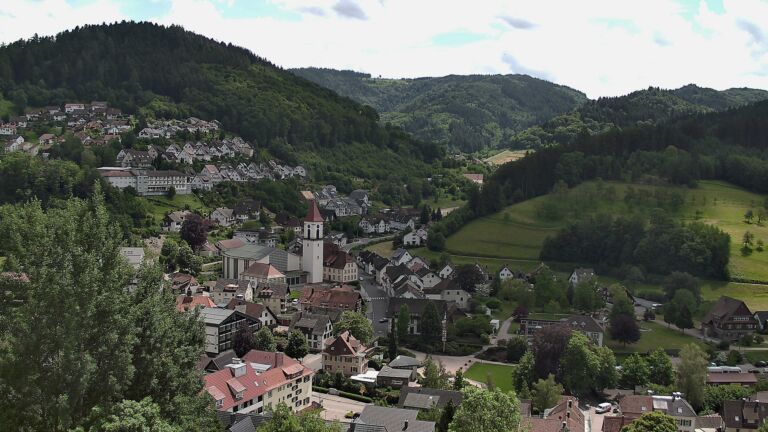 Dieses Bild zeigt eine Webcam-Aufnahme von Ottenhöfen, aufgenommen am Montag, den 01.06.2026 um 14:00 Uhr