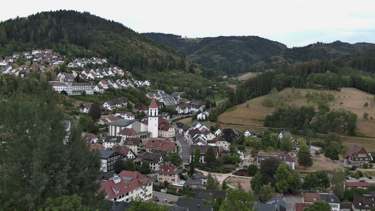 Dieses Bild zeigt eine Webcam-Aufnahme von Ottenhöfen, aufgenommen am Freitag, den 21.08.2026 um 08:10 Uhr